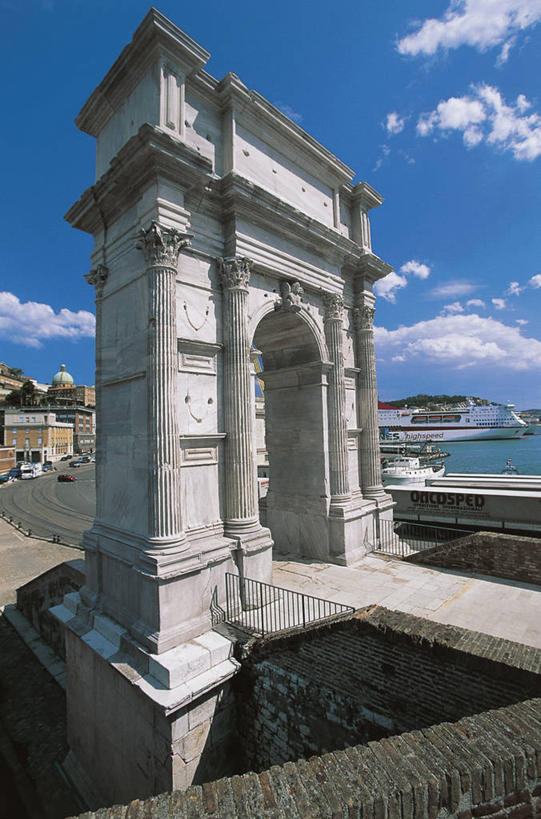 无人,竖图,室外,白天,水,城市,建筑,路,意大利,欧洲,阴影,云,城镇,拱门,天空,摄影,地中海文化,意大利文化,安科纳,彩图