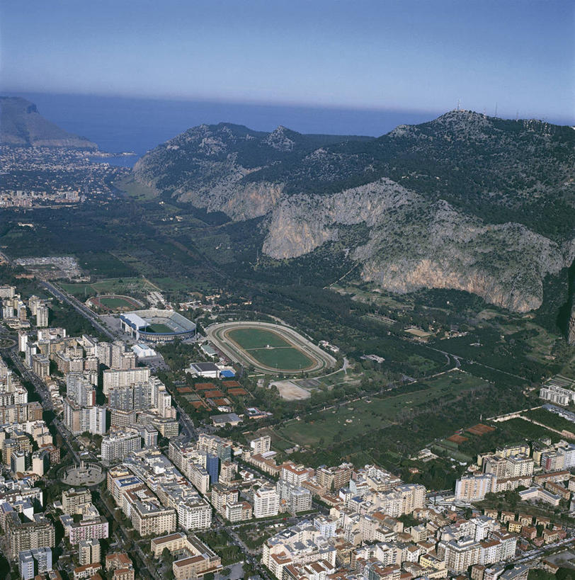 无人,体育馆,运动场,竖图,方图,俯视,航拍,室外,白天,度假,海洋,美景,山,水,城市风光,城市,建筑,意大利,欧洲,地平线,景观,水平线,娱乐,体育场,天空,享受,休闲,景色,放松,摄影,西欧,西西里,鸟瞰,地中海文化,南欧,意大利文化,万里无云,运动馆,巴勒莫,彩图,高角度拍摄,旅行