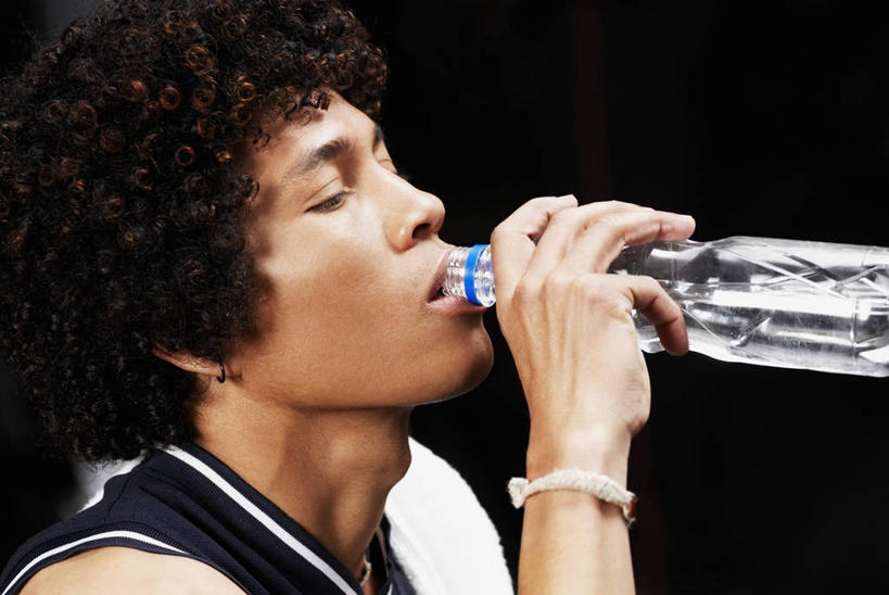 西方人,成年人,脸,头,脸颊,头发,一个人,横图,室内,特写,侧面,运动服,珠宝,欧洲,非洲,黑人,欧洲人,仅一个男性,仅一个人,喝,黑色背景,材料,塑胶,水瓶,图像,拿着,饮用水,饮食,肩膀,仅一个年轻男性,衣服,黑色,瓶子,容器,毛巾,冷饮,看,概念,摄影,手镯,主题,视角,构图,男人,男性,年轻男性,非洲人,年轻人,头部,发型,卷发,脸部,脸蛋,面部,彩图,时空