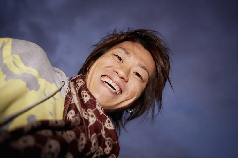 西方人,成年人,一个人,站,笑,微笑,露齿笑,横图,室外,正面,仰视,运动服,幸福,信心,欧洲,欧洲人,仅一个年轻女性,仅一个女性,仅一个人,服装,图像,休闲装,衣服,天空,黄昏,围巾,休闲,概念,休闲服,连帽衫,摄影,服饰,种族,肖像,自然现象,帽衫,视角,构图,年轻女性,女人,女性,白种人,年轻人,半身,彩图,低角度拍摄,领饰,时空,短发