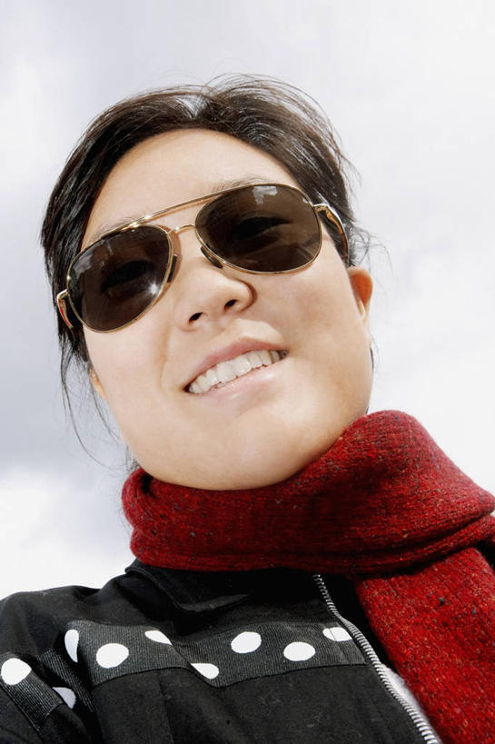 西方人,成年人,脸,头,脸颊,一个人,笑,微笑,露齿笑,竖图,室外,特写,白天,正面,仰视,幸福,欧洲,欧洲人,仅一个年轻女性,仅一个女性,仅一个人,云,图像,休闲装,肩膀,衣服,天空,太阳镜,围巾,概念,摄影,种族,主题,肖像,自然现象,视角,构图,年轻女性,女人,女性,白种人,年轻人,头部,脸部,脸蛋,面部,休闲活动,彩图,低角度拍摄,领饰,时空