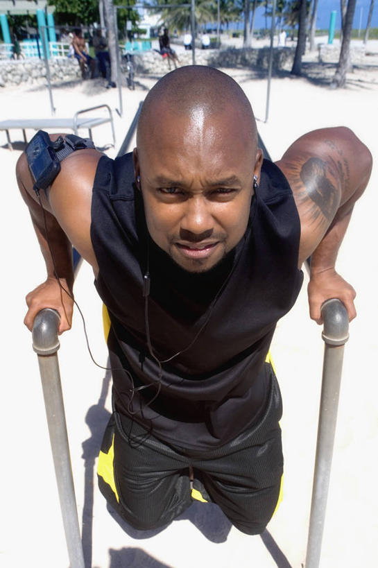 西方人,中年人,秃头,一个人,微笑,竖图,俯视,室外,白天,正面,锻炼,陶醉,快乐,幸福,运动,双杠,棕榈树,欧洲,欧洲人,仅一个男性,仅一个人,仅一个中年男性,阴影,金属,背心,材料,沙子,音乐,图像,音乐播放器,休闲装,运动器械,纹身,衣服,自然,耳机,随身听,享受,概念,健身器械,活力,力量,摄影,种族,近景,体育器械,主题,决心,肖像,健身器材,自然现象,视角,MP3播放器,放音设备,构图,男人,男性,中年男性,白种人,发型,光头,无发,海滩,上装,彩图,高角度拍摄,时空,播放器,运动器材,沉醉