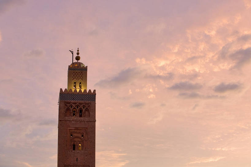 无人,横图,室外,白天,仰视,旅游,度假,名胜古迹,日落,标志建筑,地标,建筑,非洲,摩洛哥,阴影,节日,遗迹,光线,影子,晚霞,霞光,落日,灯光,古迹,文化,文物,娱乐,建设,古建筑,黄昏,祈祷,享受,休闲,健康,旅游胜地,彩霞,放松,许愿,宗教,信仰,纪念,祈求,伊斯兰教,清真寺,古文明,阿非利加洲,摩洛哥王国,夕照,薄暮,马拉喀什,库图比亚清真寺,库杜比亚清真寺,平安,夕阳,彩图,低角度拍摄,傍晚,斜阳