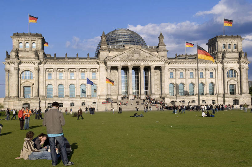 西方人,背部,栏杆,站,坐,走,横图,室外,白天,正面,旅游,度假,草地,草坪,植物,楼梯,标志建筑,地标,建筑,旗帜,国旗,德国,欧洲,欧洲人,行人,阴影,服装,光线,扶手,影子,阶梯,云,云朵,首都,许多人,云彩,注视,休闲装,娱乐,建设,护栏,柏林,路人,台阶,草,衣服,蓝色,绿色,白云,蓝天,天空,阳光,天,观察,看,站着,一群人,享受,休闲,休闲服,旅游胜地,放松,服饰,晴朗,观看,察看,西欧,关注,德意志联邦共和国,德国国旗,柏林州,德国国会大厦,过客,男人,男性,年轻男性,年轻女性,女人,女性,白种人,旗,晴空,步行,散步,站立,走路,坐着,半身,彩图,三色旗,柏林国会大厦