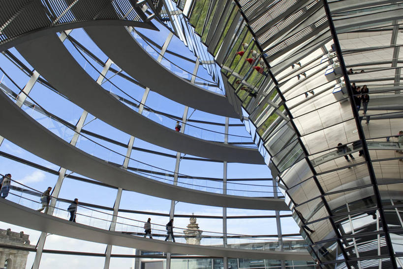 西方人,走,横图,室内,白天,仰视,旅游,度假,窗户,落地窗,天花板,标志建筑,地标,建筑,德国,欧洲,欧洲人,五个人,一排,行人,阴影,服装,整齐,并列,并排,反射,影子,首都,许多人,注视,休闲装,娱乐,建设,柏林,路人,玻璃窗,排列,衣服,观察,看,一群人,享受,休闲,休闲服,旅游胜地,放松,服饰,观看,察看,西欧,队列,关注,平行,德意志联邦共和国,柏林州,德国国会大厦,过客,男人,男性,年轻男性,年轻女性,女人,女性,白种人,步行,散步,走路,半身,彩图,低角度拍摄,柏林国会大厦