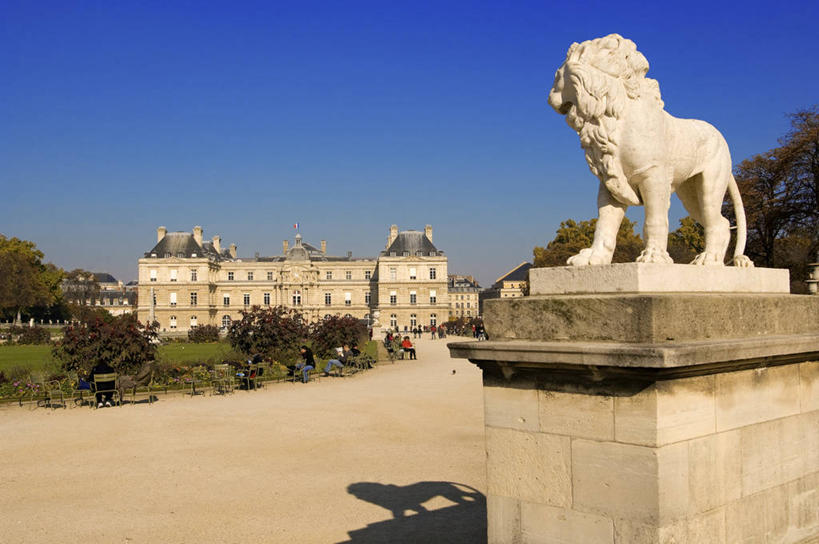 西方人,坐,走,横图,室外,白天,正面,旅游,度假,树林,植物,标志建筑,地标,建筑,哺乳动物,野生动物,狮子,雕塑,法国,巴黎,欧洲,欧洲人,行人,阴影,服装,辟邪,艺术,装饰,光线,雕刻,雕像,影子,首都,许多人,注视,休闲装,文化,娱乐,建设,石雕,路人,树,树木,衣服,蓝色,绿色,蓝天,天空,阳光,自然,动物,工艺品,石狮,天,观察,看,祈祷,一群人,享受,休闲,健康,休闲服,旅游胜地,放松,许愿,服饰,生长,晴朗,成长,观看,纪念,祈求,美术,察看,西欧,关注,法兰西,主题,凶猛,陈列,万里无云,法兰西共和国,功能,美学,法兰西第五共和国,驱邪,祛邪,避邪,守护神,卢森堡宫,法兰西岛,法兰西岛大区,过客,卢森堡公园,残暴,平安,凶残,男人,男性,年轻男性,年轻女性,女人,女性,白种人,晴空,晴空万里,步行,散步,走路,坐着,彩图,全身,巴黎省,巴黎市