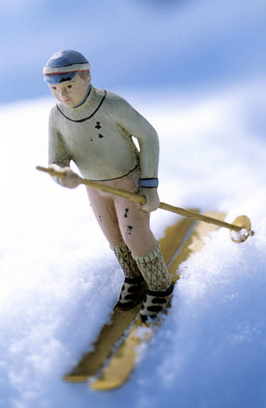 西方人,一个人,无人,竖图,俯视,室内,特写,白天,游戏,安全,雪,大雪,帽子,玩具,欧洲,欧洲人,仅一个男性,仅一个人,握,阴影,服装,朦胧,模糊,装饰,反射,草帽,工具,器材,眼镜,影子,积雪,雪景,冬季,冬天,防护,玩,注视,娱乐,运动器械,仅一个年轻男性,衣服,手套,观察,看,休闲,温暖,器械,健身器械,寒冷,益智,握着,服饰,拐杖,观看,活动,保暖,护目镜,保护,华丽,滑雪板,滑雪杖,点缀,察看,御寒,发泄,关注,消遣,智力,滑雪镜,保险,健身器材,滑雪服,滑雪装备,宣泄,保全,周全,安稳,安定,衬托,美观,雅致,雅观,严寒,辅助设备,安全防护眼镜,竞技服,旅游服,冬装,平安,男人,男性,年轻男性,白种人,玩耍,嬉戏,彩图,高角度拍摄,全身,雪镜,防护眼镜,运动器材