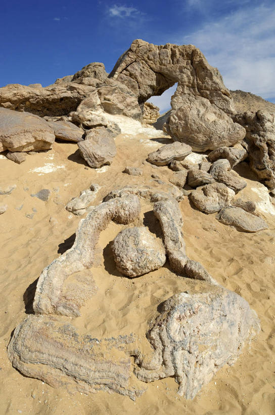 无人,竖图,室外,白天,正面,旅游,度假,石头,美景,沙漠,山,山脉,非洲,埃及,阴影,光线,石子,影子,景观,山峰,云,云朵,山峦,云彩,娱乐,蓝色,白云,蓝天,天空,阳光,自然,群山,天,享受,休闲,景色,放松,晴朗,自然风光,阿拉伯埃及共和国,金字塔之国,棉花之国,阿非利加洲,撒哈拉沙漠,撒哈拉大沙漠,大漠,砂漠,石块,岩石,晴空,彩图,利比亚沙漠
