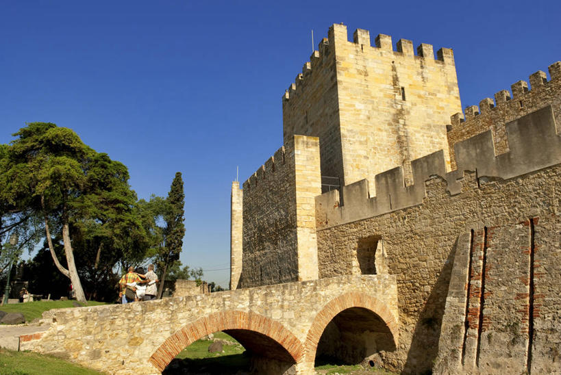 西方人,三个人,站,横图,室外,白天,正面,旅游,度假,草地,草坪,名胜古迹,植物,标志建筑,地标,建筑,桥梁,葡萄牙,欧洲,欧洲人,阴影,服装,遗迹,光线,影子,堡垒,城堡,墙,桥,首都,休闲装,古迹,文物,娱乐,建设,古建筑,石桥,里斯本,拱桥,墙壁,墙面,草,树,树木,衣服,蓝色,绿色,蓝天,天空,阳光,自然,天,站着,享受,休闲,休闲服,旅游胜地,放松,服饰,拱形,生长,晴朗,成长,人行桥,石拱桥,要塞,南欧,古文明,万里无云,葡萄牙共和国,圣乔治城堡,设防,男人,男性,女人,女性,中年男性,中年女性,白种人,晴空,晴空万里,站立,彩图,全身,圣若热城堡