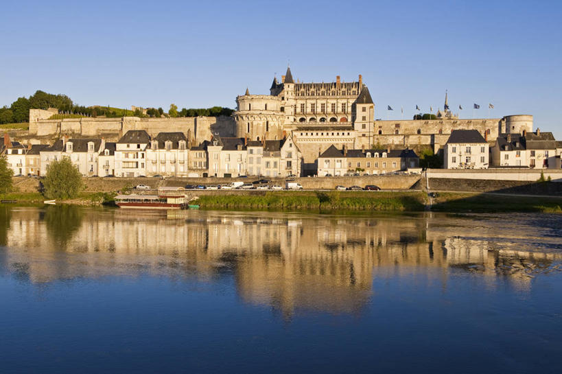 无人,家,横图,室外,白天,正面,旅游,度假,河流,名胜古迹,水,植物,标志建筑,地标,建筑,法国,欧洲,阴影,波纹,遗迹,光线,影子,堡垒,城堡,房屋,屋子,河水,水流,公寓,涟漪,古迹,文物,娱乐,建设,古建筑,洋房,楼房,住宅,树,树木,蓝色,绿色,倒影,蓝天,水纹,天空,阳光,自然,波浪,天,享受,休闲,旅游胜地,放松,生长,晴朗,成长,倒映,西欧,要塞,法兰西,古文明,万里无云,法兰西共和国,水晕,法兰西第五共和国,反照,设防,安德尔.卢瓦尔省,中央大区,昂布瓦斯,晴空,晴空万里,彩图,房子,昂布瓦斯城堡