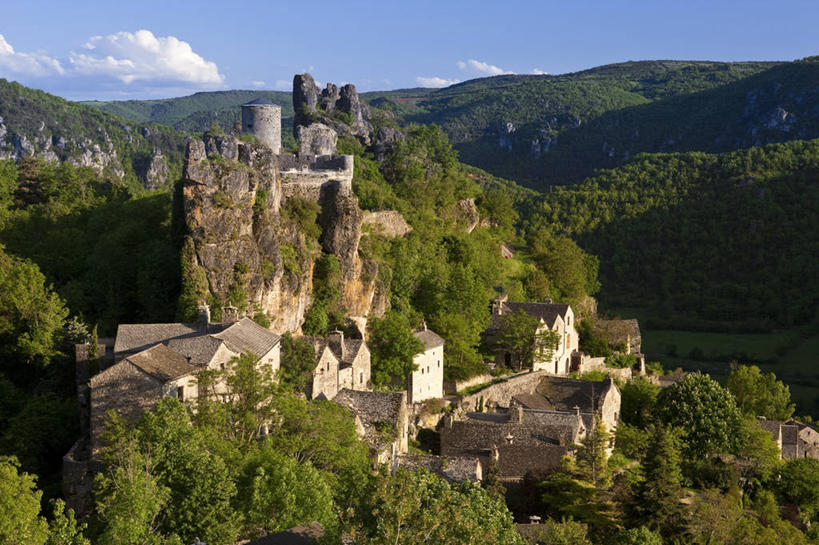 无人,家,横图,俯视,航拍,室外,白天,旅游,度假,美景,森林,山,山脉,树林,植物,法国,欧洲,阴影,光线,影子,房屋,屋子,景观,山峰,云,云朵,山峦,云彩,娱乐,楼房,住宅,树,树木,蓝色,绿色,白云,蓝天,天空,阳光,自然,群山,天,享受,休闲,景色,放松,生长,晴朗,成长,西欧,鸟瞰,法兰西,自然风光,法兰西共和国,法兰西第五共和国,南部.比利牛斯,阿韦龙省,南部.比利牛斯大区,晴空,彩图,高角度拍摄,房子