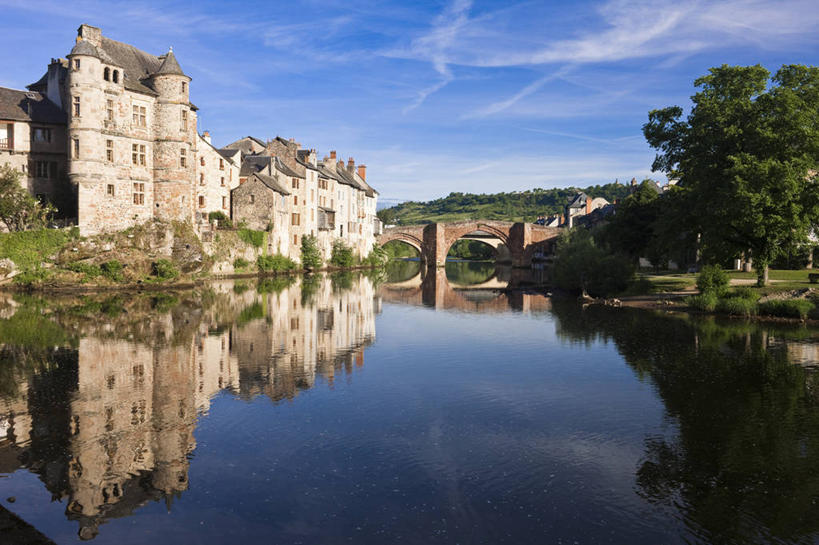 无人,家,横图,室外,白天,正面,旅游,度假,河流,名胜古迹,水,植物,标志建筑,地标,建筑,桥梁,法国,欧洲,阴影,波纹,遗迹,光线,影子,堡垒,城堡,房屋,屋子,河水,水流,云,云朵,桥,涟漪,云彩,古迹,文物,娱乐,建设,古建筑,石桥,楼房,拱桥,住宅,树,树木,蓝色,绿色,白云,倒影,蓝天,水纹,天空,阳光,自然,波浪,天,享受,休闲,旅游胜地,放松,拱形,生长,晴朗,成长,人行桥,石拱桥,倒映,西欧,要塞,法兰西,古文明,法兰西共和国,水晕,法兰西第五共和国,反照,南部.比利牛斯,设防,阿韦龙省,南部.比利牛斯大区,晴空,彩图,房子