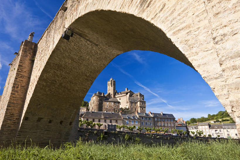 无人,家,横图,室外,白天,正面,旅游,度假,草地,草坪,名胜古迹,植物,门,标志建筑,地标,建筑,法国,欧洲,阴影,遗迹,光线,影子,堡垒,城堡,房屋,屋子,云,云朵,拱门,云彩,古迹,文物,娱乐,建设,古建筑,楼房,住宅,草,树,树木,蓝色,绿色,白云,蓝天,天空,阳光,自然,门框,天,享受,休闲,旅游胜地,放松,生长,晴朗,成长,西欧,要塞,法兰西,古文明,法兰西共和国,法兰西第五共和国,南部.比利牛斯,设防,阿韦龙省,南部.比利牛斯大区,晴空,彩图,房子