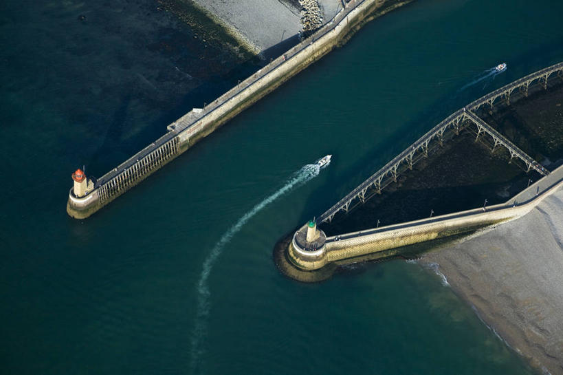 无人,横图,俯视,航拍,室外,白天,旅游,度假,灌溉,海浪,海洋,美景,建筑,轮船,船,法国,欧洲,一艘,蓄水,阴影,波纹,飞溅,溅,光线,液体,影子,景观,浪花,水滴,娱乐,建设,水坝,水库,水珠,水纹,阳光,自然,海水,船尾波,交通工具,波浪,享受,休闲,发电,景色,放松,西欧,鸟瞰,喷洒,法兰西,自然风光,载具,海景,坝,航运,法兰西共和国,法兰西第五共和国,防洪,供水,水力发电,上诺曼底,上诺曼底大区,滨海塞纳省,费康,大海,风浪,海,海水的波动,近岸浪,涌浪,彩图,高角度拍摄
