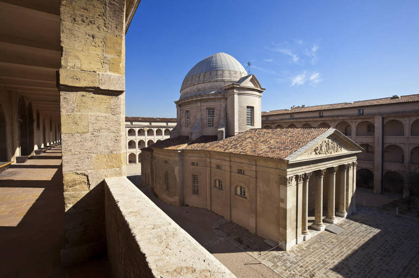 无人,博物馆,教堂,横图,室外,白天,正面,旅游,度假,标志建筑,地标,建筑,法国,欧洲,阴影,节日,研究,光线,影子,柱子,墙,屋顶,云,云朵,走道,走廊,过道,教育,云彩,顶棚,文化,娱乐,建设,墙壁,墙面,蓝色,白云,蓝天,天空,阳光,天,祈祷,享受,休闲,健康,旅游胜地,放松,许愿,宗教,信仰,晴朗,纪念,展览,祈求,西欧,欣赏,法兰西,陈列,信念,法兰西共和国,法兰西第五共和国,普罗旺斯.阿尔卑斯.蓝色海岸,普罗旺斯.阿尔卑斯.蓝色海岸大区,典藏,罗讷河口省,罗讷河口,平安,晴空,彩图,大教堂,礼拜堂,莱斯佩尼斯米拉波