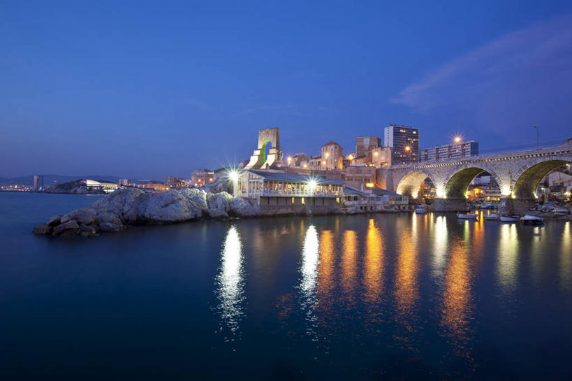 无人,家,横图,室外,夜晚,正面,旅游,度假,河流,水,标志建筑,地标,建筑,路灯,轮船,桥梁,船,照明,法国,欧洲,停靠,波纹,房屋,屋子,河水,水流,纪念碑,桥,灯光,涟漪,娱乐,建设,石桥,楼房,拱桥,住宅,灯,蓝色,倒影,蓝天,水纹,天空,交通工具,波浪,天,享受,休闲,旅游胜地,放松,拱形,人行桥,石拱桥,照亮,倒映,照明设备,西欧,停泊,法兰西,载具,法兰西共和国,水晕,法兰西第五共和国,反照,普罗旺斯.阿尔卑斯.蓝色海岸,普罗旺斯.阿尔卑斯.蓝色海岸大区,罗讷河口省,罗讷河口,彩图,房子,莱斯佩尼斯米拉波