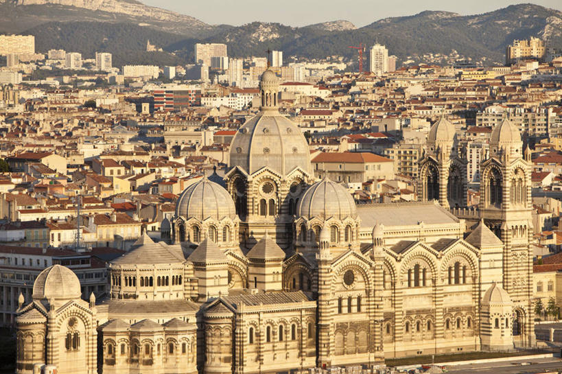 无人,家,教堂,横图,室外,白天,正面,旅游,度假,美景,山,山脉,城市风光,标志建筑,城市,地标,建筑,法国,欧洲,阴影,节日,光线,瓦片,影子,房屋,屋顶,屋子,景观,山峰,公寓,建筑群,山峦,顶棚,瓦,文化,娱乐,建设,洋房,楼房,住宅,蓝色,蓝天,天空,阳光,群山,天,祈祷,享受,休闲,健康,景色,放松,许愿,宗教,建造,信仰,晴朗,纪念,祈求,西欧,法兰西,信念,屋瓦,万里无云,法兰西共和国,法兰西第五共和国,普罗旺斯.阿尔卑斯.蓝色海岸,普罗旺斯.阿尔卑斯.蓝色海岸大区,罗讷河口省,罗讷河口,平安,晴空,晴空万里,彩图,房子,大教堂,礼拜堂,莱斯佩尼斯米拉波