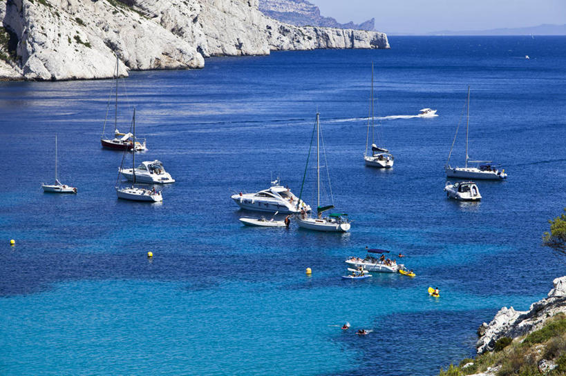 无人,横图,俯视,航拍,室外,白天,旅游,度假,海浪,海洋,石头,美景,山,山脉,轮船,船,法国,欧洲,阴影,波纹,飞溅,溅,光线,石子,液体,影子,景观,浪花,山峰,水滴,水平线,辽阔,海平线,山峦,娱乐,水珠,蓝色,蓝天,水纹,天空,阳光,自然,海水,船尾波,交通工具,波浪,群山,天,享受,休闲,广阔,景色,放松,晴朗,一望无际,西欧,鸟瞰,喷洒,法兰西,自然风光,载具,海景,万里无云,法兰西共和国,法兰西第五共和国,无边无际,一马平川,普罗旺斯.阿尔卑斯.蓝色海岸,普罗旺斯.阿尔卑斯.蓝色海岸大区,罗讷河口省,罗讷河口,大海,风浪,海,海水的波动,近岸浪,石块,岩石,涌浪,晴空,晴空万里,彩图,高角度拍摄,水天相接,水天一线,莱斯佩尼斯米拉波