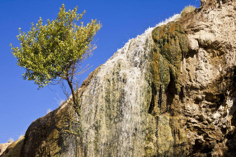 无人,横图,室外,白天,仰视,旅游,度假,石头,美景,瀑布,山,山脉,水,植物,约旦,亚洲,一棵,阴影,飞溅,溅,光线,石子,液体,影子,景观,山峰,水滴,山峦,娱乐,水珠,树,树木,蓝色,绿色,蓝天,天空,阳光,自然,群山,天,享受,休闲,景色,放松,生长,晴朗,成长,喷洒,自然风光,西亚,万里无云,约旦哈希姆王国,马代巴,跌水,石块,岩石,晴空,晴空万里,彩图,低角度拍摄