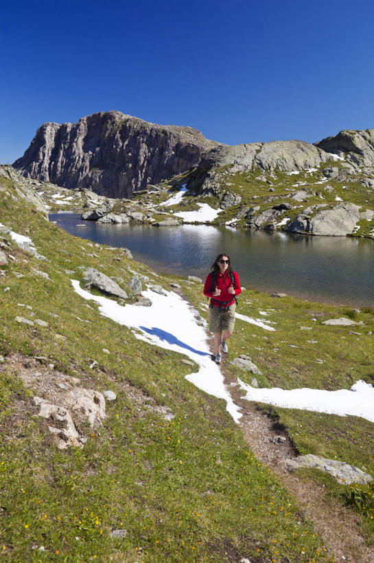 西方人,一个人,公园,走,攀登,竖图,室外,白天,正面,锻炼,旅游,度假,探险,运动,攀岩,草地,草坪,雪,植物,大雪,法国,欧洲,欧洲人,仅一个女性,仅一个人,握,阴影,服装,裤子,光线,墨镜,眼镜,影子,积雪,雪景,冬季,冬天,注视,休闲裤,娱乐,极限运动,草,衣服,红色,蓝色,绿色,蓝天,天空,阳光,太阳镜,太阳眼镜,天,观察,看,仅一个中年女性,享受,休闲,爬,遮阳镜,放松,寒冷,握着,服饰,晴朗,观看,察看,国家公园,衣着,西欧,穿着,关注,法兰西,室外运动,户外运动,万里无云,法兰西共和国,法兰西第五共和国,严寒,衣饰,萨瓦省,冒险,体育,女人,女性,中年女性,白种人,晴空,晴空万里,步行,登山,攀爬,散步,走路,彩图,全身,健身,瓦勒迪泽尔,罗讷.阿尔卑斯,罗讷.阿尔卑斯大区,瓦努瓦兹国家公园