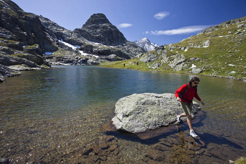 西方人,一个人,公园,走,横图,室外,白天,正面,运动服,运动鞋,旅游,度假,湖,湖泊,石头,美景,沙滩,山,水,雪,雪山,大雪,鞋子,法国,欧洲,欧洲人,仅一个女性,仅一个人,阴影,波纹,服装,裤子,光线,包,墨镜,沙子,石子,眼镜,影子,冰,河岸,河滩,湖面,积雪,景观,山峰,水流,水面,雪景,云,云朵,冬季,冬天,涟漪,沙地,山峦,云彩,旅行包,注视,娱乐,运动裤,衣服,红色,蓝色,白云,蓝天,水纹,天空,阳光,自然,背包,太阳镜,太阳眼镜,波浪,湖水,天,低头,观察,看,仅一个中年女性,享受,休闲,遮阳镜,景色,放松,寒冷,搭,服饰,晴朗,观看,休闲鞋,察看,冰冷,国家公园,衣着,西欧,穿着,搭着,关注,法兰西,自然风光,法兰西共和国,水晕,法兰西第五共和国,严寒,旅游包,冰凉,酷寒,凛冽,凛凛,极冷,垂头,衣饰,萨瓦省,女人,女性,中年女性,白种人,石块,岩石,晴空,步行,走路,彩图,全身,瓦勒迪泽尔,罗讷.阿尔卑斯,罗讷.阿尔卑斯大区,双肩包,运动装,瓦努瓦兹国家公园