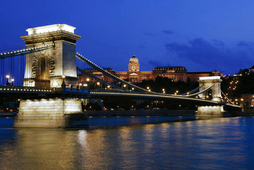 无人,家,宫殿,横图,室外,夜晚,正面,旅游,度假,河流,名胜古迹,水,标志建筑,地标,建筑,路灯,照明,欧洲,匈牙利,阴影,波纹,遗迹,光线,影子,房屋,屋子,河水,水流,桥,灯光,涟漪,首都,古迹,文物,娱乐,建设,古建筑,楼房,住宅,灯,倒影,水纹,波浪,享受,休闲,旅游胜地,放松,吊桥,人行桥,悬索桥,照亮,布达佩斯,倒映,宫廷,照明设备,吊杆,古文明,中欧,水晕,王宫,反照,匈牙利共和国,锚锭,悬索,链子桥,彩图,房子,皇宫