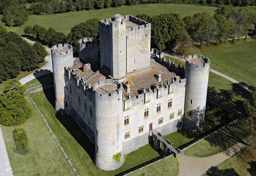 无人,家,横图,俯视,航拍,室外,白天,旅游,度假,草地,草坪,名胜古迹,树林,植物,别墅,标志建筑,地标,建筑,法国,欧洲,阴影,遗迹,光线,影子,堡垒,城堡,房屋,屋子,公寓,古迹,文物,娱乐,建设,古建筑,洋房,楼房,住宅,草,树,树木,绿色,阳光,自然,享受,休闲,旅游胜地,放松,生长,成长,西欧,要塞,鸟瞰,法兰西,古文明,法兰西共和国,阿基坦,法兰西第五共和国,亚魁当,吉伦特省,阿基坦大区,设防,吉伦特,彩图,高角度拍摄,房子