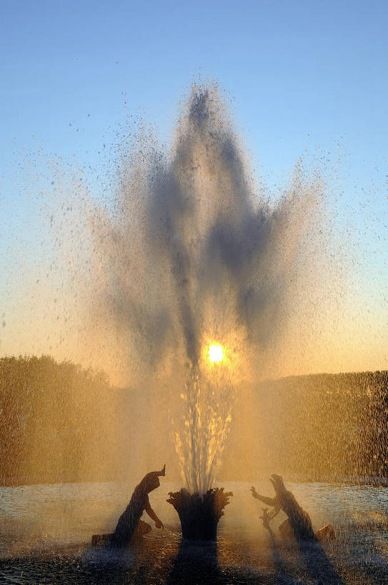 无人,竖图,室外,白天,正面,旅游,度假,名胜古迹,日落,水,标志建筑,地标,建筑,喷泉,雕塑,法国,欧洲,飞溅,遗迹,艺术,装饰,溅,雕刻,雕像,液体,景观,水滴,晚霞,霞光,落日,古迹,文化,文物,娱乐,建设,古建筑,水珠,黄昏,工艺品,品味,享受,休闲,旅游胜地,彩霞,放松,纪念,美术,西欧,喷洒,法兰西,主题,水景,陈列,古文明,法兰西共和国,凡尔赛,省会,功能,美学,美观,法兰西第五共和国,法兰西岛,夕照,薄暮,伊夫林省,法兰西岛大区,卫星城,设计,夕阳,彩图,傍晚,斜阳