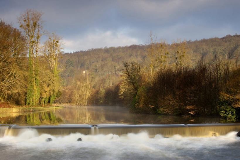 无人,横图,室外,白天,正面,旅游,度假,灌溉,河流,美景,森林,树林,水,植物,建筑,法国,欧洲,蓄水,阴影,飞溅,溅,光线,液体,影子,河水,景观,水滴,水流,云,云朵,云彩,娱乐,建设,水坝,水库,水珠,树,树木,蓝色,绿色,白云,蓝天,天空,阳光,自然,天,享受,休闲,发电,景色,放松,茂密,茂盛,生长,晴朗,成长,布列塔尼,西欧,喷洒,法兰西,自然风光,坝,航运,法兰西共和国,法兰西第五共和国,防洪,供水,水力发电,布列塔尼半岛,布列塔尼地区,阿摩尔滨海省,晴空,彩图,圣热尔旺