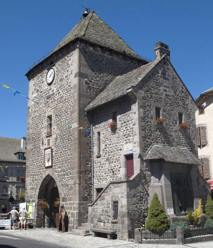 西方人,两个人,家,站,竖图,室外,白天,仰视,度假,美景,城市风光,城市,法国,欧洲,欧洲人,阴影,服装,时间,光线,时钟,影子,房屋,屋子,景观,计时,休闲装,娱乐,楼房,住宅,衣服,蓝色,蓝天,天空,阳光,钟表,天,站着,享受,休闲,休闲服,表,景色,放松,服饰,晴朗,西欧,法兰西,万里无云,法兰西共和国,法兰西第五共和国,塔钟,南部.比利牛斯,阿韦龙省,南部.比利牛斯大区,男人,男性,年轻男性,白种人,钟,晴空,晴空万里,站立,彩图,低角度拍摄,全身,房子,罗德兹区,米德巴尔雷