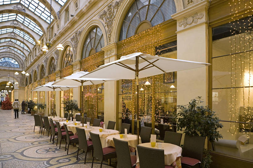 西方人,一个人,服务员,站,横图,室内,白天,正面,旅游,度假,植物,餐桌,窗户,门,桌子,标志建筑,地标,椅子,照明,法国,巴黎,欧洲,圣诞节,欧洲人,仅一个男性,仅一个人,一排,许多,阴影,服装,节日,庆祝,整齐,光线,盆栽,伞,影子,雨伞,遮阳伞,墙,天窗,走道,走廊,过道,灯光,圣诞树,盆景,首都,很多,三把,休闲装,文化,娱乐,阳伞,建设,吊灯,玻璃窗,墙壁,墙面,灯,树,树木,排列,仅一个年轻男性,衣服,绿色,白色,灰色,自然,灯具,门框,站着,庆典,享受,休闲,休闲服,旅游胜地,放松,服饰,生长,成长,餐台,纪念,照亮,太阳伞,照明设备,西欧,队列,法兰西,咖啡店,咖啡屋,法兰西共和国,法兰西第五共和国,法兰西岛,法兰西岛大区,男人,男性,年轻男性,白种人,服务生,侍者,站立,彩图,全身,咖啡馆,巴黎省,巴黎市,巴黎第二区,薇薇安拱廊街