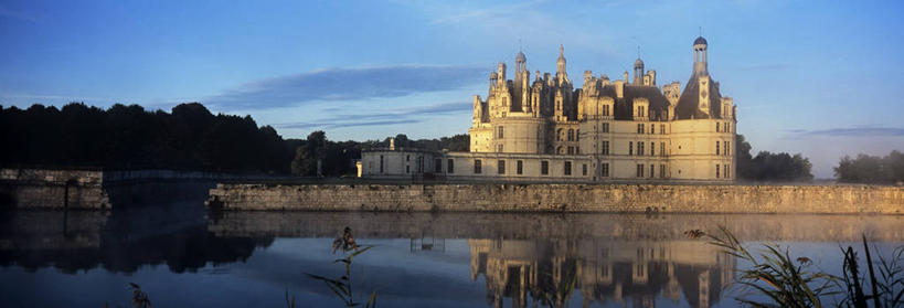 无人,横图,室外,白天,正面,旅游,度假,河流,名胜古迹,水,植物,窗户,标志建筑,地标,建筑,法国,欧洲,一排,许多,阴影,遗迹,整齐,并列,并排,光线,影子,堡垒,城堡,墙,屋顶,河水,水流,云,云朵,很多,云彩,顶棚,古迹,文物,娱乐,建设,古建筑,玻璃窗,墙壁,墙面,树,树木,排列,蓝色,绿色,灰色,白云,倒影,蓝天,天空,阳光,自然,天,享受,休闲,旅游胜地,放松,生长,晴朗,成长,倒映,西欧,要塞,队列,法兰西,平行,古文明,法兰西共和国,卢瓦尔河地区,法兰西第五共和国,反照,卢瓦尔,卢瓦尔大区,卢瓦尔河大区,设防,香波城堡,晴空,彩图