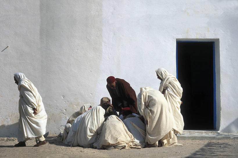 西方人,背部,家,站,坐,横图,室外,白天,正面,民族服装,度假,美景,门,城市风光,城市,欧洲,非洲,突尼斯,黑人,欧洲人,行人,游客,游人,弯腰,阴影,光线,头巾,影子,房屋,墙,屋子,景观,许多人,注视,娱乐,楼房,路人,旅客,墙壁,墙面,住宅,白色,阳光,门框,低头,观察,看,站着,一群人,享受,休闲,景色,放松,观看,察看,关注,北非,弯身,垂头,阿非利加洲,突尼斯共和国,过客,男人,男性,年轻男性,非洲人,站立,坐着,彩图,全身,传统服装,民俗服,房子
