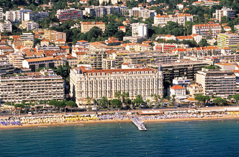 无人,宾馆,家,露台,横图,俯视,航拍,室外,白天,旅游,度假,海浪,海洋,美景,沙滩,植物,窗户,阳台,城市风光,城市,建筑,酒店,法国,欧洲,戛纳,许多,阴影,光线,木板,沙子,影子,房屋,屋子,海岸,景观,浪花,公寓,建筑群,桥,木桥,沙地,很多,娱乐,建设,洋房,楼房,玻璃窗,住宅,栈桥,树,树木,排列,绿色,阳光,自然,海水,享受,休闲,景色,放松,生长,成长,人行桥,木板桥,旅社,西欧,鸟瞰,法兰西,海景,滨海阿尔卑斯,法兰西共和国,法兰西第五共和国,摆列,普罗旺斯.阿尔卑斯.蓝色海岸,普罗旺斯.阿尔卑斯.蓝色海岸大区,滨海阿尔卑斯省,坎城,康城,大海,风浪,海,海水的波动,海滩,近岸浪,涌浪,彩图,高角度拍摄,房子,客店,客栈,露天阳台,旅店,旅馆,商旅,布列,分列