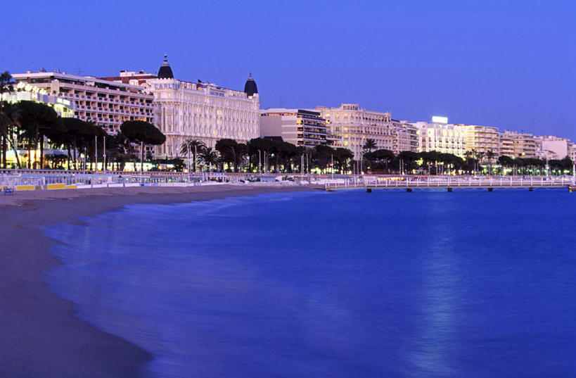 无人,宾馆,家,横图,室外,白天,正面,旅游,度假,海浪,海洋,美景,日落,沙滩,植物,窗户,酒店,法国,欧洲,戛纳,一排,许多,整齐,并列,并排,沙子,房屋,墙,屋子,海岸,景观,浪花,晚霞,霞光,落日,沙地,很多,娱乐,楼房,玻璃窗,墙壁,墙面,住宅,树,树木,排列,绿色,白色,自然,海水,黄昏,享受,休闲,景色,彩霞,放松,生长,成长,旅社,西欧,队列,法兰西,自然风光,平行,海景,滨海阿尔卑斯,法兰西共和国,法兰西第五共和国,夕照,薄暮,普罗旺斯.阿尔卑斯.蓝色海岸,普罗旺斯.阿尔卑斯.蓝色海岸大区,滨海阿尔卑斯省,坎城,康城,大海,风浪,海,海水的波动,海滩,近岸浪,涌浪,夕阳,彩图,傍晚,房子,客店,客栈,旅店,旅馆,商旅,斜阳