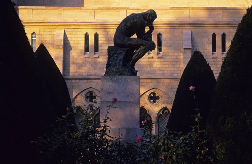 西方人,一个人,无人,博物馆,坐,横图,室外,白天,正面,旅游,度假,草地,草坪,日落,植物,窗户,标志建筑,地标,建筑,雕塑,法国,巴黎,欧洲,欧洲人,仅一个男性,仅一个人,一排,许多,撑,弯腰,研究,艺术,整齐,装饰,并列,并排,雕刻,雕像,墙,晚霞,霞光,落日,首都,很多,教育,托腮,注视,娱乐,建设,玻璃窗,墙壁,墙面,草,树,树木,排列,仅一个年轻男性,一个,绿色,灰色,自然,黄昏,工艺品,低头,观察,看,托,享受,休闲,旅游胜地,彩霞,放松,生长,单个,成长,观看,纪念,展览,美术,察看,西欧,队列,关注,欣赏,法兰西,美术馆,托下巴,主题,平行,陈列,法兰西共和国,功能,美学,弯身,法兰西第五共和国,垂头,法兰西岛,夕照,薄暮,法兰西岛大区,典藏,单手托腮,男人,男性,年轻男性,白种人,夕阳,坐着,彩图,全身,傍晚,巴黎省,巴黎市,罗丹美术馆,斜阳,拟人