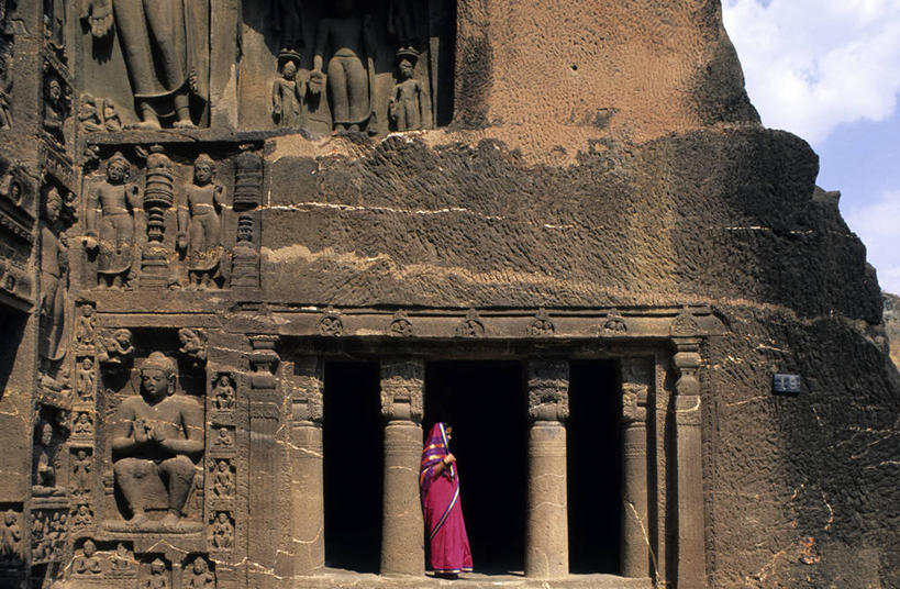 一个人,寺庙,站,横图,室外,白天,侧面,民族服装,旅游,度假,名胜古迹,标志建筑,地标,建筑,雕塑,印度,亚洲,仅一个年轻女性,仅一个女性,仅一个人,行人,游客,游人,阴影,节日,遗迹,艺术,装饰,光线,雕刻,雕像,影子,柱子,墙,云,云朵,燃烧,云彩,古迹,文化,文物,娱乐,建设,古建筑,路人,旅客,墙壁,墙面,两个,红色,蓝色,灰色,白云,蓝天,天空,阳光,香火,工艺品,庙宇,天,靠,靠着,祈祷,站着,享受,休闲,健康,旅游胜地,放松,许愿,宗教,服饰,信仰,晴朗,纪念,飘逸,祈求,美术,庄重,主题,南亚,追求,陈列,古文明,纱丽,印度共和国,功能,美学,雅致,纱丽服,清婉,妍丽,马哈拉施特拉邦,过客,阿旃陀,平安,年轻女性,女人,女性,亚洲人,印度人,晴空,站立,彩图,全身,传统服装,民俗服,庙,寺,阿旃陀石窟,奢华