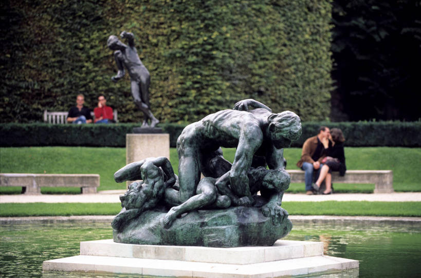 西方人,四个人,坐,吻,横图,室外,白天,正面,仰视,爱情,旅游,度假,草地,草坪,植物,标志建筑,道路,地标,建筑,路,雕塑,法国,巴黎,欧洲,欧洲人,行人,游客,游人,服装,环保,朦胧,模糊,艺术,装饰,板凳,雕刻,雕像,凳子,小路,防护,交通,首都,浪漫,注视,休闲装,娱乐,建设,路人,旅客,草,树,树木,两个,衣服,绿色,自然,工艺品,观察,看,享受,休闲,温暖,温馨,休闲服,旅游胜地,恩爱,放松,恋人,服饰,生长,成长,观看,纪念,美术,和睦,察看,西欧,关注,美好,美妙,法兰西,主题,间隔,陈列,法兰西共和国,功能,美学,美观,雅观,法兰西第五共和国,法兰西岛,法兰西岛大区,过客,绿篱,生篱,树篱,植篱,男人,男性,年轻男性,年轻女性,女人,女性,白种人,情侣,接吻,亲,亲吻,亲嘴,坐着,彩图,低角度拍摄,全身,巴黎省,巴黎市,罗丹美术馆,伴侣,融洽,拟人