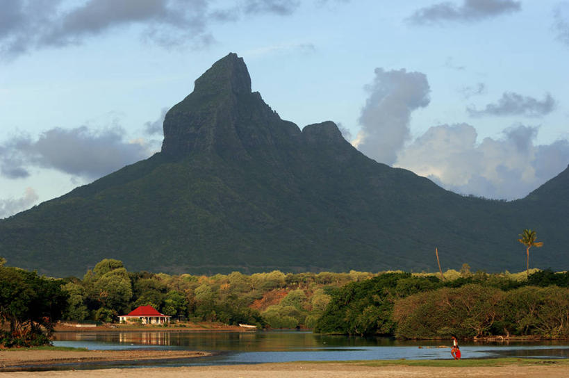 无人,家,横图,室外,白天,正面,旅游,度假,草地,草坪,河流,美景,山,山脉,水,植物,非洲,毛里求斯,阴影,光线,影子,房屋,屋顶,屋子,河水,景观,山峰,水流,云,云朵,山峦,云彩,顶棚,娱乐,楼房,住宅,草,树,树木,红色,蓝色,绿色,白云,蓝天,天空,阳光,自然,群山,天,享受,休闲,景色,放松,生长,晴朗,成长,自然风光,阿非利加洲,毛里求斯共和国,晴空,彩图,房子