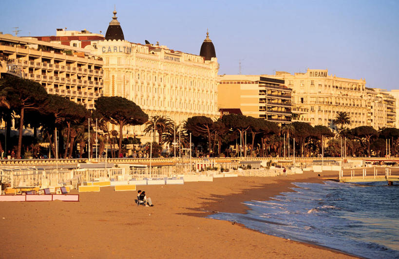 西方人,两个人,宾馆,家,站,横图,室外,白天,正面,旅游,度假,海浪,海洋,美景,日落,沙滩,植物,酒店,法国,欧洲,戛纳,欧洲人,行人,游客,游人,服装,沙子,房屋,墙,屋子,海岸,景观,浪花,晚霞,霞光,落日,沙地,休闲装,娱乐,楼房,路人,旅客,墙壁,墙面,住宅,树,树木,衣服,绿色,灰色,自然,海水,黄昏,站着,享受,休闲,休闲服,景色,彩霞,放松,服饰,生长,成长,旅社,西欧,法兰西,自然风光,海景,滨海阿尔卑斯,法兰西共和国,法兰西第五共和国,夕照,薄暮,普罗旺斯.阿尔卑斯.蓝色海岸,普罗旺斯.阿尔卑斯.蓝色海岸大区,过客,滨海阿尔卑斯省,坎城,康城,男人,男性,年轻男性,白种人,大海,风浪,海,海水的波动,海滩,近岸浪,涌浪,夕阳,站立,彩图,全身,傍晚,房子,客店,客栈,旅店,旅馆,商旅,斜阳