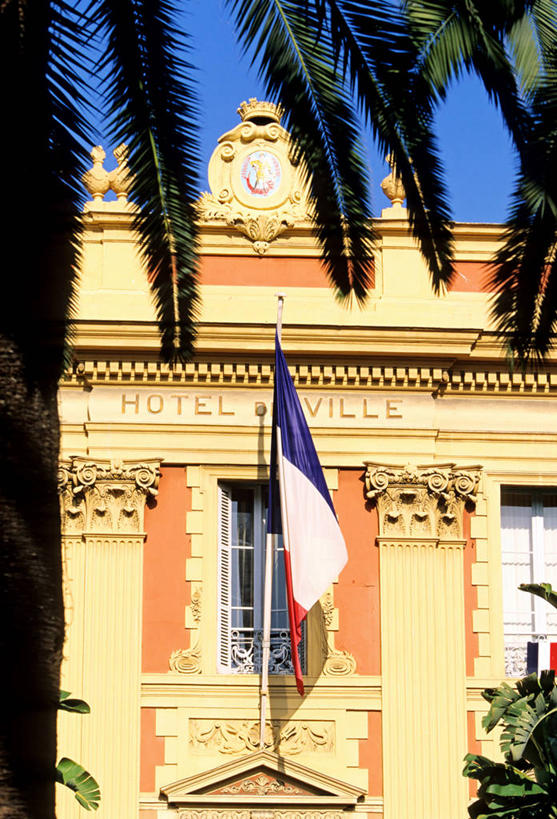 无人,家,竖图,室外,白天,正面,度假,美景,植物,窗户,城市风光,城市,旗帜,国旗,法国,欧洲,一面,阴影,光线,影子,房屋,墙,屋子,景观,娱乐,楼房,玻璃窗,墙壁,墙面,住宅,树,树木,蓝色,绿色,灰色,蓝天,天空,阳光,自然,天,享受,休闲,景色,放松,生长,晴朗,成长,西欧,法兰西,滨海阿尔卑斯,法国国旗,万里无云,法兰西共和国,法兰西第五共和国,普罗旺斯.阿尔卑斯.蓝色海岸,普罗旺斯.阿尔卑斯.蓝色海岸大区,滨海阿尔卑斯省,旗,晴空,晴空万里,彩图,房子,三色旗,芒通