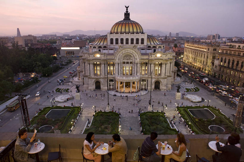 西方人,伙伴,朋友,博物馆,站,坐,走,吃,横图,俯视,室外,白天,旅游,度假,友谊,草地,草坪,日落,树林,植物,餐桌,桌子,标志建筑,城市,地标,建筑,杯子,餐具,墨西哥,欧洲,欧洲人,行人,游客,游人,服装,研究,叉子,瓷器,刀叉,刀子,碟子,盘,晚霞,霞光,落日,咖啡杯,陶瓷制品,首都,许多人,教育,注视,休闲装,娱乐,建设,路人,旅客,草,树,树木,衣服,绿色,自然,黄昏,盘子,碟,观察,看,站着,一群人,享受,休闲,休闲服,旅游胜地,彩霞,放松,服饰,生长,成长,餐台,观看,展览,察看,北美,北美洲,关注,欣赏,美术馆,餐刀,美洲,瓷杯,陈列,餐叉,墨西哥城,北亚美利加洲,亚美利加洲,墨西哥合众国,仙人掌王国,联邦区,夕照,薄暮,典藏,过客,墨西哥国家美术宫,友情,男人,男性,年轻男性,年轻女性,女人,女性,白种人,进餐用具,夕阳,步行,嚼,散步,食,站立,走路,坐着,半身,彩图,高角度拍摄,傍晚,斜阳