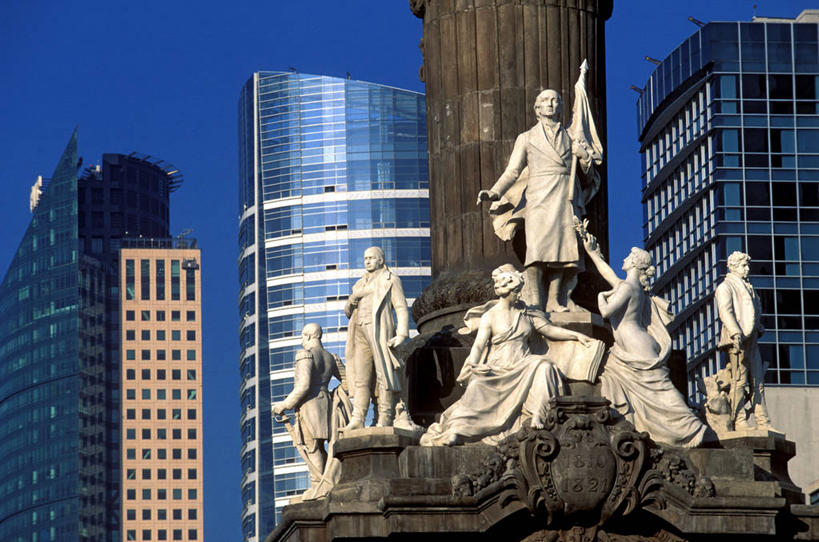 西方人,无人,高楼大厦,站,举,横图,室外,白天,仰视,旅游,度假,办公楼,标志建筑,城市,大厦,地标,建筑,摩天大楼,写字楼,雕塑,墨西哥,欧洲,欧洲人,阴影,服装,艺术,装饰,光线,雕刻,雕像,影子,首都,许多人,注视,娱乐,建设,衣服,蓝色,蓝天,天空,阳光,工艺品,楼宇,天,观察,看,托,站着,一群人,享受,休闲,旅游胜地,商务楼,放松,服饰,晴朗,观看,纪念,美术,察看,北美,北美洲,衣着,穿着,关注,主题,美洲,陈列,万里无云,墨西哥城,功能,美学,北亚美利加洲,亚美利加洲,墨西哥合众国,仙人掌王国,联邦区,衣饰,改革大道,男人,男性,年轻男性,白种人,晴空,晴空万里,举起,举手,举着,向上举,向上伸,向上托,站立,彩图,低角度拍摄,全身,大楼,高层建筑,高楼,摩天楼