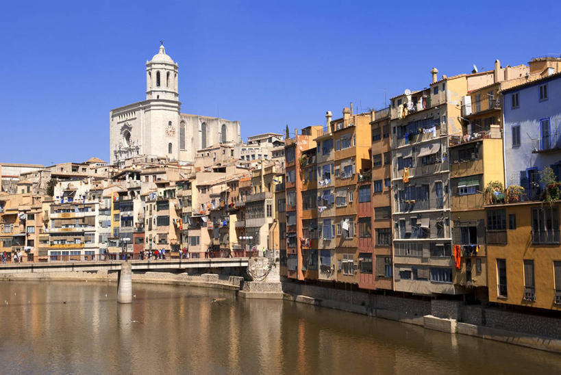 无人,家,横图,室外,白天,正面,度假,河流,美景,水,窗户,城市风光,城市,西班牙,欧洲,一排,阴影,波纹,整齐,并列,并排,光线,影子,房屋,屋子,河水,景观,水流,公寓,涟漪,娱乐,洋房,楼房,玻璃窗,住宅,排列,蓝色,蓝天,水纹,天空,阳光,波浪,天,享受,休闲,景色,放松,晴朗,队列,南欧,平行,万里无云,加泰罗尼亚,水晕,西班牙王国,赫罗纳,赫罗纳省,布拉瓦海岸,晴空,晴空万里,彩图,房子