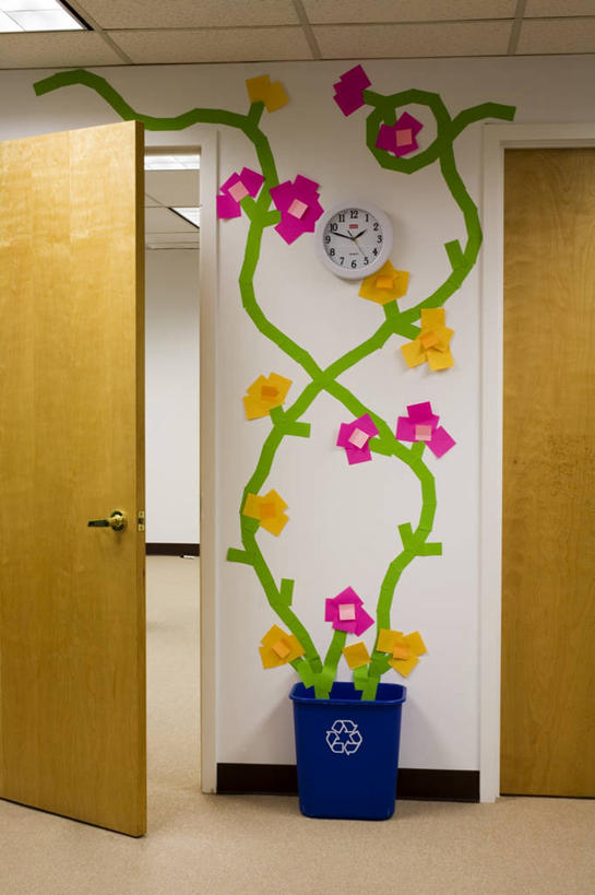 无人,竖图,室内,白天,正面,门,叶子,环保,装饰,盛开,时间,粘性,时钟,墙,绿叶,办公用品,便利贴,便签,垃圾桶,计时,花蕾,墙壁,墙面,文具,花,花瓣,花朵,鲜花,把手,门把手,容器,门框,钟表,花苞,花蕊,嫩叶,表,能源,储藏,垃圾箱,华丽,修饰,门把,办公设备,文具用品,记事,回收,点缀,资源,储存,利用,低碳,循环,快捷,衬托,美观,雅致,雅观,文化工具,方便,N次贴,便条贴,告诉贴,即时贴,持续,叶,叶片,钟,拉手,彩图,贮存