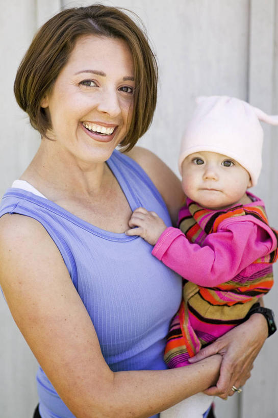 西方人,婴儿,儿童,两个人,家庭,母亲,站,抱,笑,微笑,露齿笑,竖图,俯视,室外,白天,纯洁,欧洲,欧洲人,服装,时间,时钟,手表,计时,注视,休闲装,小孩,衣服,钟表,观察,看,站着,休闲,温暖,温馨,一家人,休闲服,表,可爱,母爱,童年,童趣,服饰,活泼,抱着,观看,腕表,和睦,察看,搂着,关注,宝宝,童真,纯真,烂漫,无邪,母婴,伶俐,天真,年轻女性,女人,女性,白种人,孩子,年轻人,钟,怀抱,搂,搂抱,相抱,拥抱,站立,半身,彩图,高角度拍摄,融洽