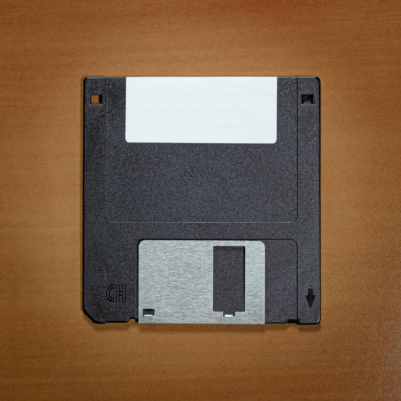 无人,竖图,俯视,室内,特写,白天,数据,桌面,桌子,静物,阴影,光线,信息,木制,影子,存储介质,一个,木制品,摄影,影棚,单个,软盘,存储,彩图,高角度拍摄,影棚拍摄,拍摄