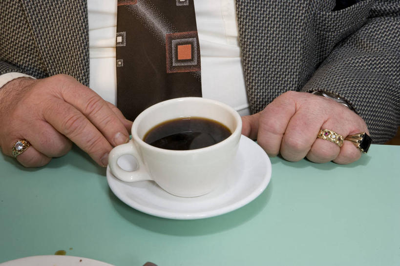 咖啡,西方人,手,一个人,商务人士,商务男性,餐厅,坐,横图,俯视,室内,特写,白天,衬衫,爱情,幸福,杯子,欧洲,欧洲人,双手,仅一个男性,仅一个人,仅一个中年男性,套装,瓷器,咖啡杯,陶瓷制品,浪漫,娱乐,装饰品,饮料,戒指,饰品,首饰,享受,休闲,温馨,手部,恩爱,放松,乐趣,信物,提神,舒适,权利,瓷杯,醒脑,商务装,工薪阶层,软饮料,手饰,男人,男性,中年男性,白种人,白领,上班族,坐着,半身,彩图,高角度拍摄,衬衣,餐馆,饭店,饭馆