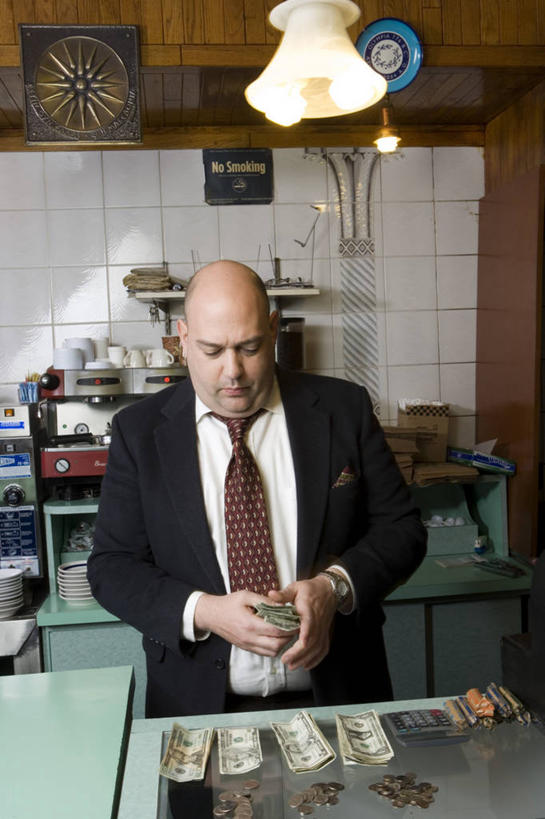 西方人,一个人,商务人士,商务男性,餐厅,站,竖图,室内,白天,正面,衬衫,钱,计算器,桌面,桌子,餐具,照明,欧洲,欧洲人,仅一个男性,仅一个人,仅一个中年男性,一排,握,阴影,套装,整齐,时间,光线,计算,科学,碟子,盘,钱币,时钟,手表,影子,大理石,灯光,办公用品,领带,拿,计时,拿着,注视,吊灯,灯,排列,盘子,灯具,碟,钟表,观察,看,站着,表,握着,钞票,金融,理财,纸币,财务,经济,观看,堆,腕表,照亮,察看,象征,庄重,照明设备,队列,关注,数学,商务装,身份,流通,纸钞,贸易,工薪阶层,正式,地位,大理石制品,货币,现金,硬币,男人,男性,中年男性,白种人,白领,上班族,钟,站立,半身,彩图,衬衣,餐馆,饭店,饭馆