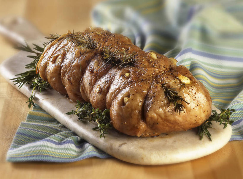 无人,横图,俯视,室内,特写,白天,桌面,桌子,菠萝,水果,阴影,花纹,朦胧,模糊,新鲜,装饰,光线,木制,布,图案,影子,肉,生食,食品,果实,案板,布纹,猪肉,肉类,砧板,食物,木制品,有机食品,绿色食品,华丽,修饰,布匹,点缀,迷迭香,肉食,豚肉,海洋之露,衬托,美观,雅致,雅观,凤梨,彩图,高角度拍摄